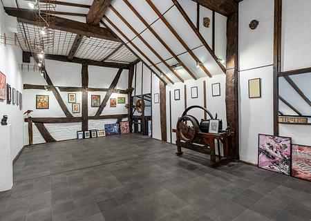Ulrichstein - Wohnhaus mit Scheunenanteil, kleinem Schuppen und Nebengebäude / Grundstück ca. 844 m² - Galerie im Obergeschoss des Scheunenanbaus