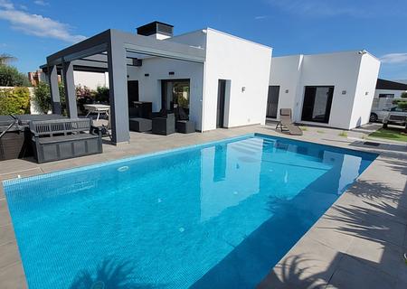 Moderne Villa mit 3 Schlafzimmern, 2 Bädern, beheiztem Pool und Touristenmietlizenz