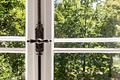 Flexible Nutzungsoptionen: 2 benachbarte Wohnungen über 218 m² in Villa von 1890 am Schlosskanal - Historische Kastenfenster