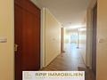 Wohnen im Münchner Süden: Gepflegtes 1-Zi.-Apartment mit sonnigem Südost-Balkon - Hausflur
