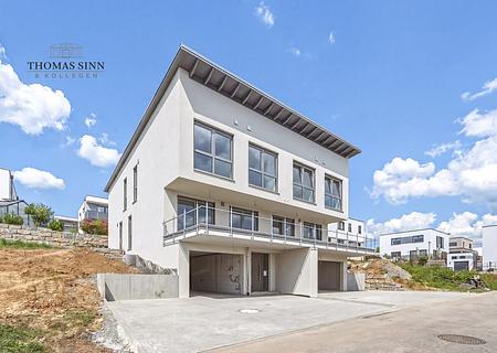 NEUBAU - Exklusive Doppelhaushälfte mit Garage, Stellplatz und Balkon im Neubaugebiet "Hühnlesäcker" - Straßenansicht