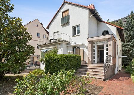 ++ Zeitloser Charakter, großzügige Flächen – vielseitiges Wohn- und Geschäftshaus ++ - Außenansicht