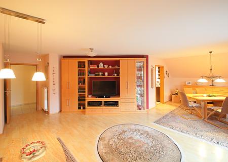 Tolle 4-Zimmer-Dachgeschoss-Wohnung mit Balkon und PKW-Plätzen - Wohnzimmer