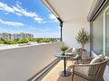 Modernes Apartment in zentraler Lage am OEZ (U1/U3) - KI-generiert Helle skandinavische Balkonloggia mit Sitzbereich