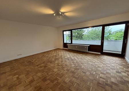 Kernsanierte 3-Zimmerwohnung mit großem Balkon, Blick ins Grüne und Stellplatz - Großzügiges Wohnzimmer
