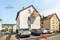 3 Zimmer + Südbalkon + Garage + weitere Extras: 
Hier stimmt das Gesamtpaket! - Hausansicht - 2. Stellplatz von links inklusive