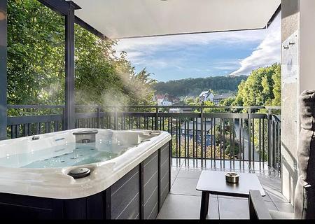 Ein exklusives Ferienresort mit guter Renditeperspektive - Terrasse mit Whirlpool