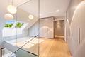 Moderne Architektenvilla mit exklusivem Interior-Konzept, Lift, Spa-Lounge, Home-Gym und Outdoorpool -  Elegante Masteretage mit Einbauten von Molteni&C
