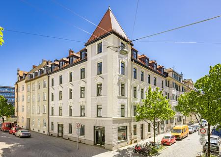 Erstbezug nach hochwertiger Sanierung: Sehr charmante 2,5-Zimmer-Altbauwohnung mit Balkon - Prachtvolles Altbau-Palais