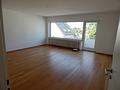 Frisch renovierte 3-Zimmer-Wohnung mit Balkon, Loggia & saniertem Bad im gepflegten Zweifamilienhaus - Wohnzimmer Bild 1