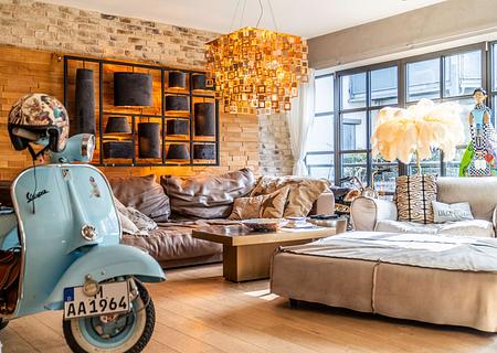 Einzigartiges Townhouse mit Loft-Charakter im Herzen von München - Sendling - Gemütliches Wohnzimmer mit großer Fensterfront