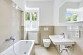 Altbau-Charme am idyllischen Schlosskanal: Lichterfüllte, perfekt geschnittene 3-Zimmer-Wohnung - Tageslichtbad