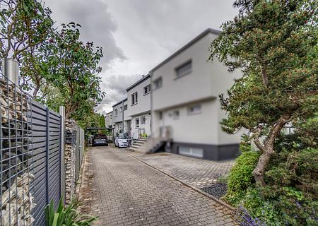 Architektur trifft Wohnkomfort: Raumfluss im Split-Level - Zuwegung