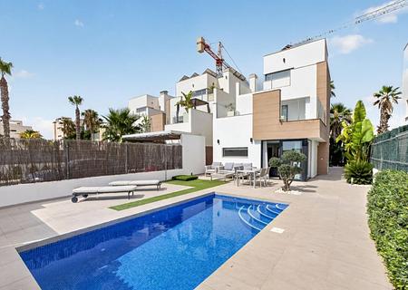 Moderne freistehende Villa mit 3 Schlafzimmern, 2 Bädern, Gäste-WC und privatem Pool in El Raso