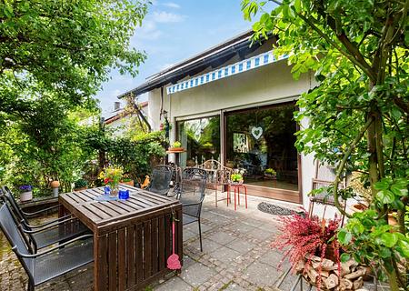 Solides Einfamilienhaus mit PV-Anlage und Wärmepumpe aus 2025 - ... Süd-Terrasse im EG