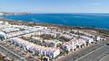 Erdgeschoss-Wohnungen mit 3 Schlafzimmern, 2 Bädern, Tiefgaragenstellplatz und Gemeinschaftspool in erster Linie am Strand