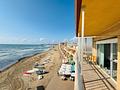 Renovierungsbedürftiges Appartement mit 2 Schlafzimmern und 1 Bad in erster Linie am Strand