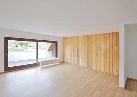 Bieterverfahren!!! 3-Zimmer-Dachgeschosswohnung mit traumhafter Dachterrasse und Balkon - Wohnzimmer