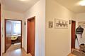 Vermietete 2-Zimmer-Wohnung mit Balkon, Aussicht, Aufzug & Garage – solide Kapitalanlage - Flur
