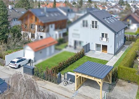 AM HART: Modernes Wohnglück im Münchener Norden: Neubau-Doppelhaushälfte zum Erstbezug mit Südgarten - Vogelperspektive
