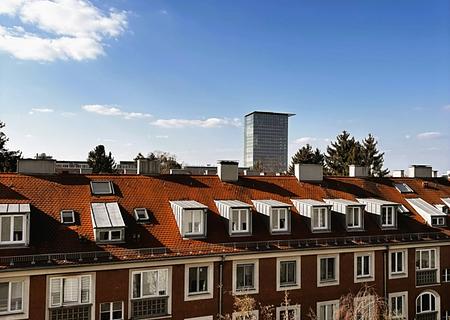 Zum Verkauf, Rohbaudachboden mit 120 m² Grundfläche in München Schwabing-Freimann! - Blick aus Dachluke N/W