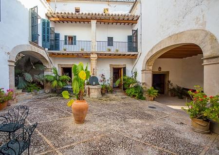 Riesige historische Finca mit ca. 4.000 bebauter Fläche und 1.200.000 m² Land in der Nähe von Palma
