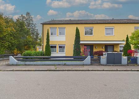 Attraktive Doppelhaushälfte mit großem Balkon, Garten und Terrasse in ruhiger Lage von Germering - Außenansicht