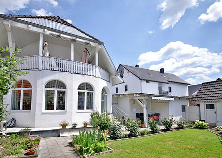 Charmantes Einfamilienhaus mit hochwertiger Ausstattung, Klimaanlage und idyllischem Garten - Hausansicht