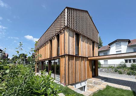 HOLZKIRCHEN - sofort bezugsfertig: Premium-Stadthaus, ein architektonisches und ökologisches Juwel - Aussenansicht