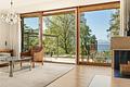 Rarität mit Alpen-Panorama und Seezugang: Ikonische Architekten-Villa mit hoher Privatsphäre - Wohnbereich mit angrenzender Terrasse