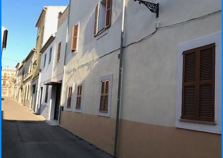 ***Stadthaus mit drei Wohnungen in Muro auf Mallorca zu verkaufen*** - Haus aussen gut