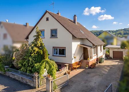 1-2-Familienhaus, 168 qm Wohnfläche auf 609 qm Grundstück, sehr ruhige Wohnlage, aktuell vermietet - Frontansicht