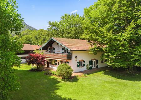Traumlage zwischen Kampenwand und Chiemsee: Geräumiges Landhaus mit Gestaltungspotenzial - Parkähnlicher Garten