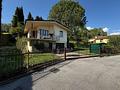 Kleine Villa zum attraktiven Preis und mit großem Potential am Gardasee - Außenansicht mit Garten