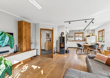 Gepflegte ETW mit "Kaiserblick" - und großem
Garten in ansprechendem Zweifamilienhaus - Wohnzimmer mit Kaminofen