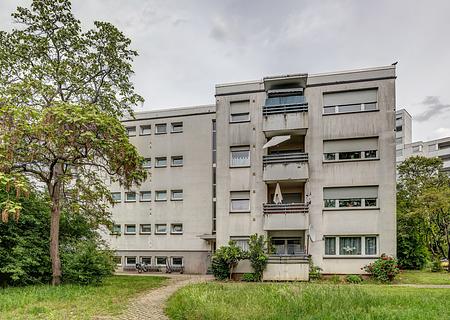 Renovierungsbedürftiges Achtfamilienhaus in ruhiger Wohnlage - HInteransicht