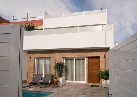 Reihenhäuser mit 3 Schlafzimmern, 2 Bädern, Dachterrasse und Privatpool