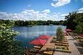 Direktlage am Lerchenauer See: 3.876 m² Ufergrundstück mit Baugenehmigung für Hotel mit Biergarten - Biergarten mit Seeblick (Visualisierung)