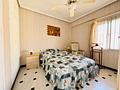 Renovierungsbedürftiges Appartement mit 2 Schlafzimmern und 1 Bad in erster Linie am Strand