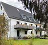 3-Zimmer-Wohnung mit Sonnenterrasse, 400 m² Gartenanteil und beheizten Hobby-Raum in Unterföhring! - Aussenansicht 