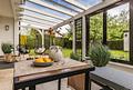 Ein Haus – unendliche Möglichkeiten: Ihr Raumwunder in Parsdorf - Terrasse – Die im Rahmen des Home Stagings eingebrachten Möbel und Dekorationsgegenstände dienen ausschließlich der besseren Veranschaulichung und sind nicht Bestandteil des Kaufangebots.