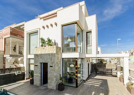 Moderne Villen mit 3 Schlafzimmern, 3 Bädern, Dachterrasse, Privatpool, Kfz-Stellplatz und optionalem Keller