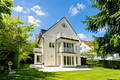 Haus-in-Haus-Charakter: 90 m² Wohnung mit 300 m² Privatgarten in Alt-Solln - Außenansicht