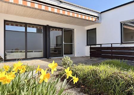 Bungalow-Reihenhaus mit Terrasse und geschütztem Gartenbereich in Stephanskirchen - Hausansicht