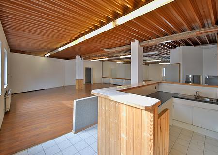 Zentrale Gewerbefläche mit vielseitigen Nutzungsmöglichkeiten und Wohnperspektive - Theke