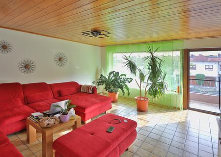 Modernisierte 3-Zi.-Wohnung mit Balkon in Freiburg-St. Nikolaus – langfristig vermietet und saniert - Wohnzimmer mit Balkon