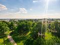 Über den Dächern des Münchner Westens – sanierte 3-Zimmer-Wohnung - Ausblick vom Balkon ins Grüne