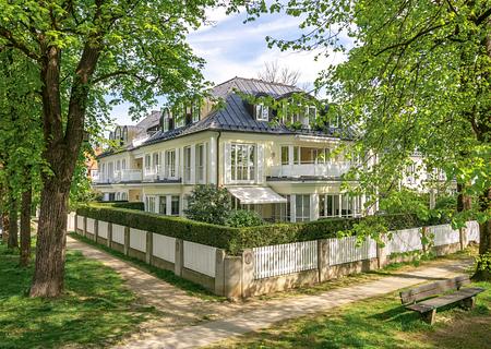 Villen-Beletage auf einer Ebene: 316 m² zur Neugestaltung mit möglicher Einliegerwohnung - Stadtvilla im begehrten Gern