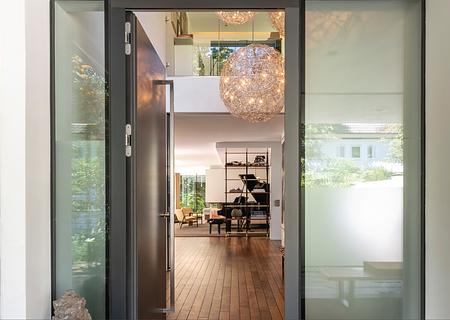 Einfamilien-Refugium mit Pool, Sauna, Fitness und geschützter Gartenidylle in isarnaher Villenlage - Exklusives Einfamilien-Refugium