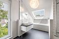 Reizvolle, helle 3-Zimmer-Dachgeschosswohnung mit sonnigem Südbalkon - Helles, komfortables Bad
